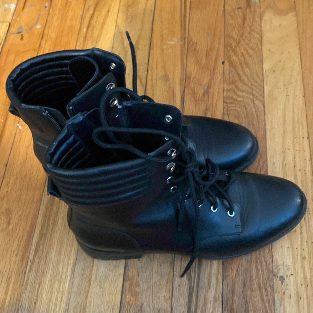 Boots SAKS off fifth like new